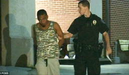 Hai bé sinh đôi tử vong trong xe vì bố mải uống rượu