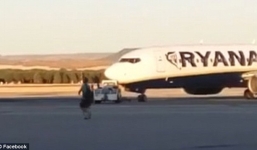 Hành khách đón đầu máy bay trên đường băng vì đi trễ