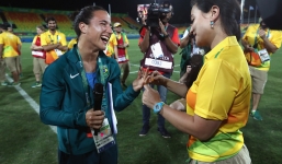 Màn cầu hôn VĐV đồng tính nữ lãng mạn ngay trên sân đấu Olympic Rio