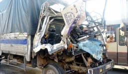 Tai nạn giao thông, thi thể phụ xe 20 tuổi mắc kẹt trong cabin