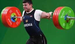 Video: VĐV cử tạ gặp chấn thương kinh hoàng ở Olympic 2016