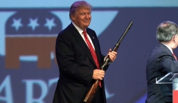 Trump bị mật vụ Mỹ 'sờ gáy' về súng đạn