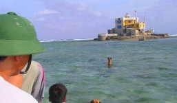 Chú chó ở Trường Sa không nỡ rời xa con người, khiến dân mạng rơi lệ