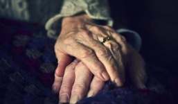 Cụ bà 80 tuổi 'bẫy tình' cướp tiền hàng loạt bạn trai qua mạng