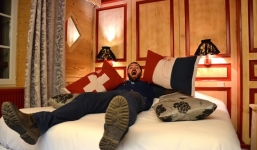 Tận hưởng cảm giác “ngủ giữa 2 quốc gia” chỉ hơn 2 triệu đồng