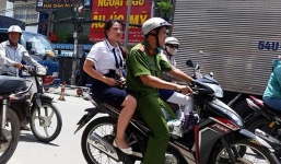 Nữ sinh Sài Gòn đánh nhau trước cổng trường