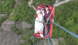 Cặp đôi chụp ảnh cưới ở độ cao 200m gây sốc