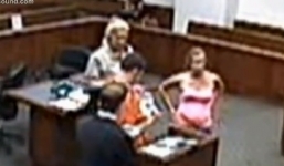 Video: Ông bố ngồi tù lần đầu được bế con trong phiên tòa