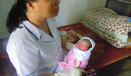 Bé gái sơ sinh 1 ngày tuổi bị bỏ rơi trước cổng chùa