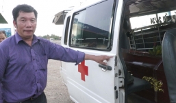 Ngăn cản xe cứu thương chở người chết rời trung tâm y tế huyện