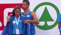 Hành động 'soái ca' của VĐV điển trai dành cho nữ tình nguyện viên