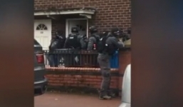 Video: Hơn chục cảnh sát đột kích nhầm nhà dân