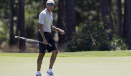 Obama đi chơi thể thao với hàng chục 'quái thú' hộ tống
