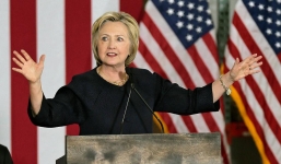 Hillary Clinton thu nhập gần 11 triệu USD năm 2015