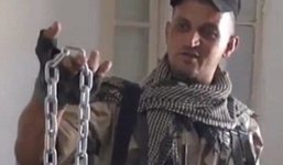 IS tra tấn dã man các phụ nữ trang điểm