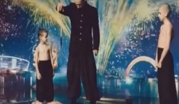 Cậu bé biểu diễn cắm dao vào bụng khiến người xem kinh ngạc