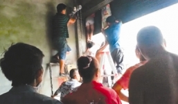 Hai bé gái bị cửa cuốn nuốt chửng, một bé tử vong