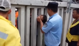 Hãi hùng cảnh bé 8 tuổi mắc kẹt đầu vào hàng rào đường sắt