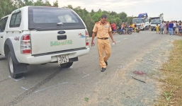 Long An: Bé 7 tuổi bị ô tô tông tử vong khi đi bộ sang đường