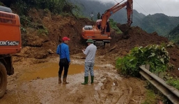 Mưa lớn 'chặt đứt' quốc lộ 6, bốn người chết và mất tích