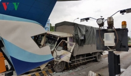 Quảng Ninh: Xe tải đâm nát cabin trạm thu phí BOT