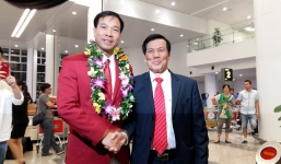 'Người hùng' Hoàng Xuân Vinh về nước trong 'biển người' chào đón