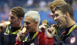 Vì sao các vận động viên Olympic thi nhau cắn huy chương?