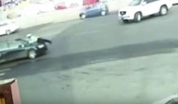 Video: Cảnh sát leo lên mui ô tô chặn kẻ vận chuyển ma túy