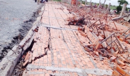 Bức tường dài 40m, cao 12m bất ngờ đổ sập khiến 3 công nhân bị thương