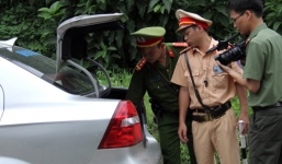Cảnh sát dừng xe, kiểm tra người đi đường tìm nghi can gây thảm án ở Lào Cai