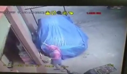 Chủ khách sạn 'khủng bố' hàng xóm bằng trứng thối