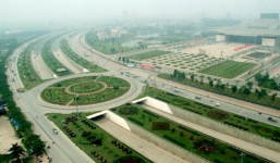 Hà Nội chi 53 tỷ đồng/năm để cắt cỏ ở Đại lộ Thăng Long