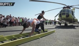 Hy hữu cô gái kéo được trực thăng nặng 8,6 tấn