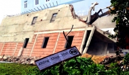 Nhà 2 tầng đang xây ở Sài Gòn bất ngờ đổ sập