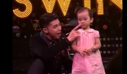 Bé gái khóc nức nở trên sân khấu 'đứng hình' khi Noo Phước Thịnh hát