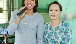 Ông xã điển trai, kín tiếng cùng danh hài Việt Hương đi từ thiện