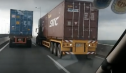 Bộ đôi xe container chạy với tốc độ rùa bò, gây ùn tắc cả 10km trên cao tốc