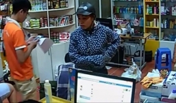 Video: 'Nữ quái' trộm 2 điện thoại tại cửa hàng ở Hà Nội