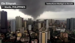 Video: Vòi rồng hiếm 'xé toạc' thủ đô Philippines