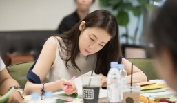 Vẻ đẹp không tuổi của Choi Ji Woo cuốn hút người hâm mộ