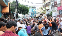 Những màn 'đại chiến' tranh cướp đồ cúng cô hồn hỗn loạn chưa từng thấy