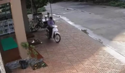 Video: Trộm xe máy nhanh như chớp trước cửa phòng khám