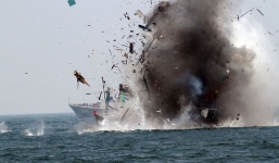 Indonesia đánh chìm hàng loạt tàu cá trái phép để kỷ niệm quốc khánh