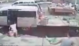 Khoảnh khắc cặp đôi bị hố tử thần nuốt chửng