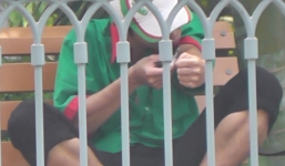 Video: Con nghiện hút chích giữa ban ngày ở Hà Nội