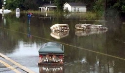 Mưa lũ khiến quan tài trôi nổi trên đường phố Mỹ