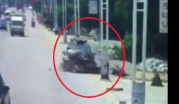 Video: Ôtô đâm nát 2 xe máy, 3 người thương vong