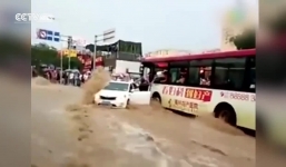 Xe bus chặn ngang dòng lũ, cứu xe con bị nước cuốn trôi