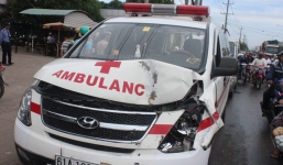 Xe cứu thương chở thi thể bệnh nhân gặp tai nạn liên hoàn