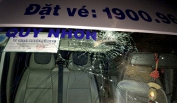 Nhóm côn đồ truy sát, ném vỡ kính xe khách khiến hành khách hoảng sợ